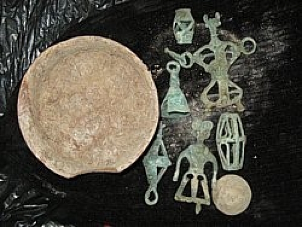 جوینده گنج ایرانی این عتیقه های برنزی را داخل یک قبر باستانی پیدا کرد.